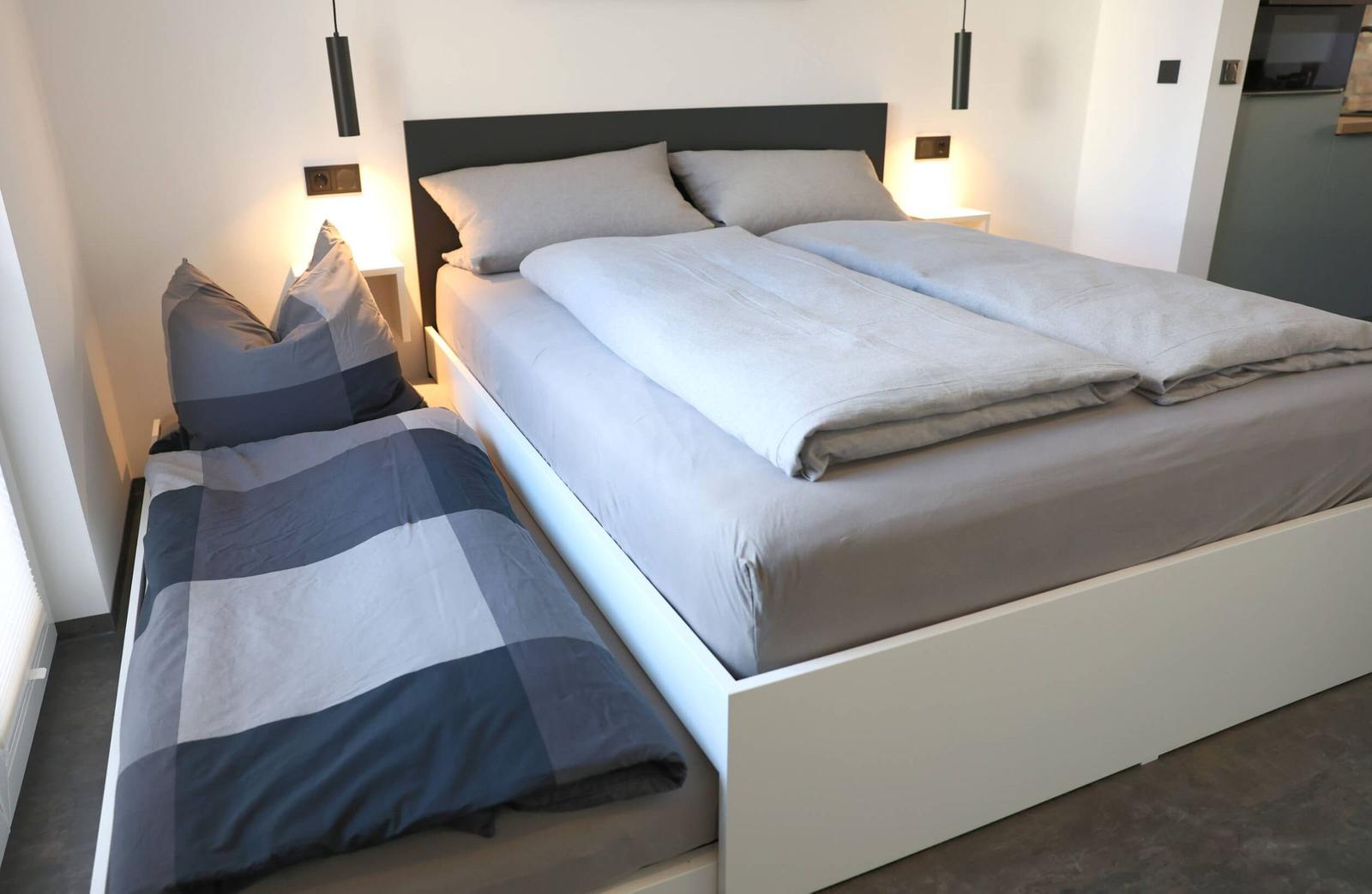 Variable double bed with pull-out extra bed for one child