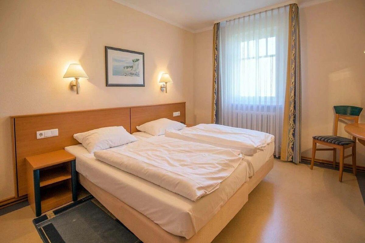 Gemütliches Schlafzimmer mit großem Doppelbett