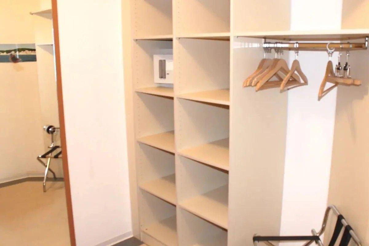 Geräumiger und funktionier Ankleideraum