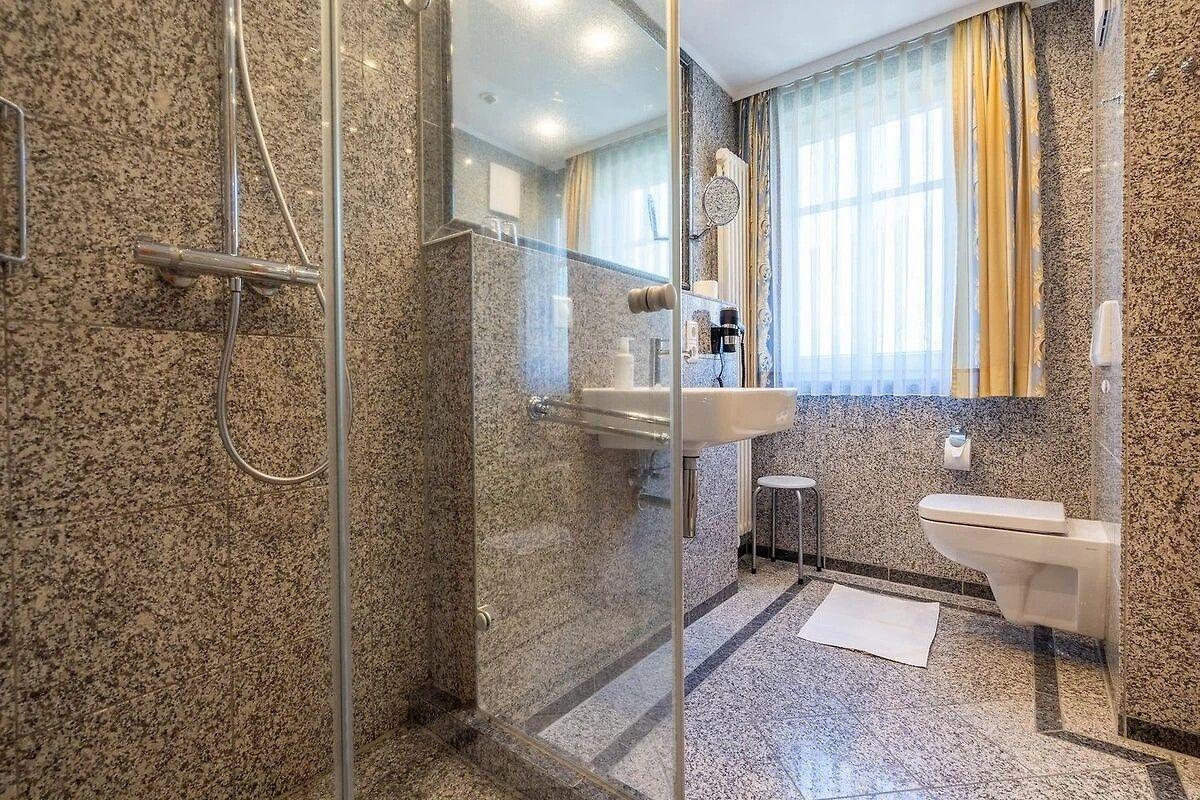 Modernes Tageslichtbad in Granit, mit Regendusche, Thermostatarmaturen und Designkeramik