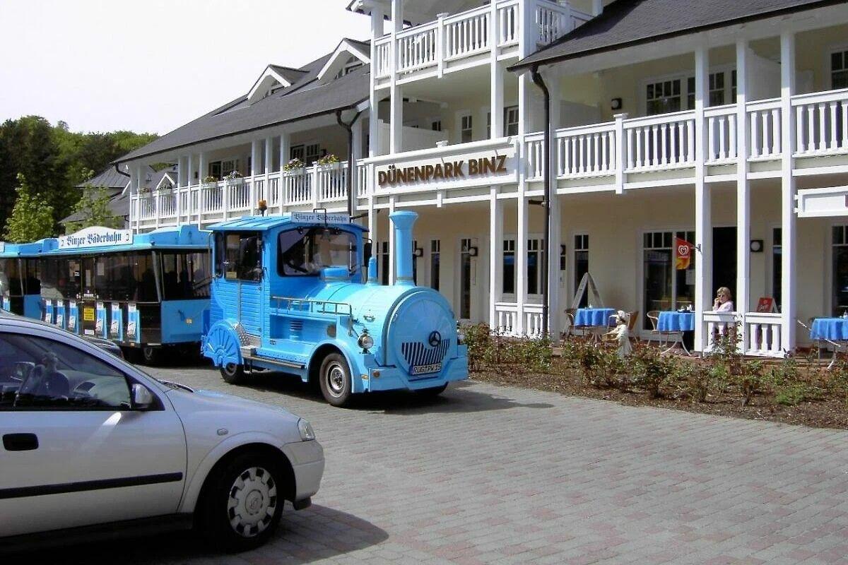 Bushaltestelle direkt vor dem Rezeptionsgebäude