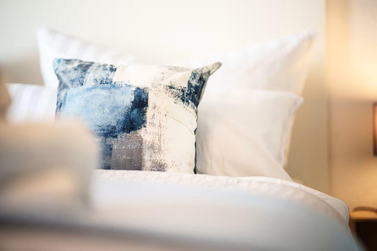 Bettkopfteil mit Kissen und Bettwäsche