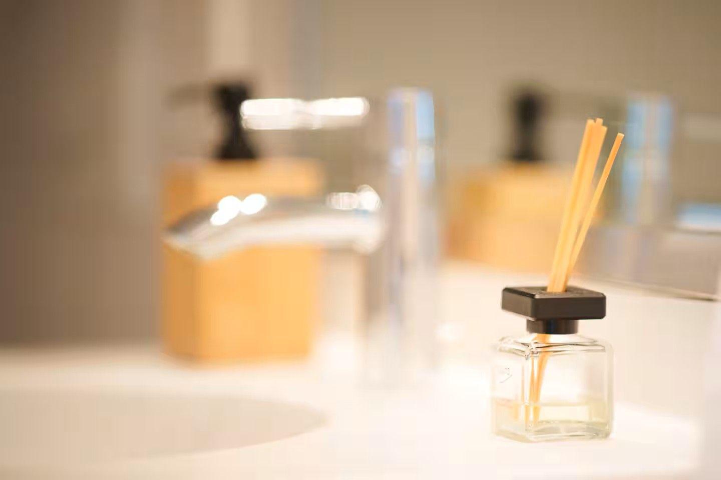 Duschbereich mit Aromalampe und Seifenspender auf Waschtisch