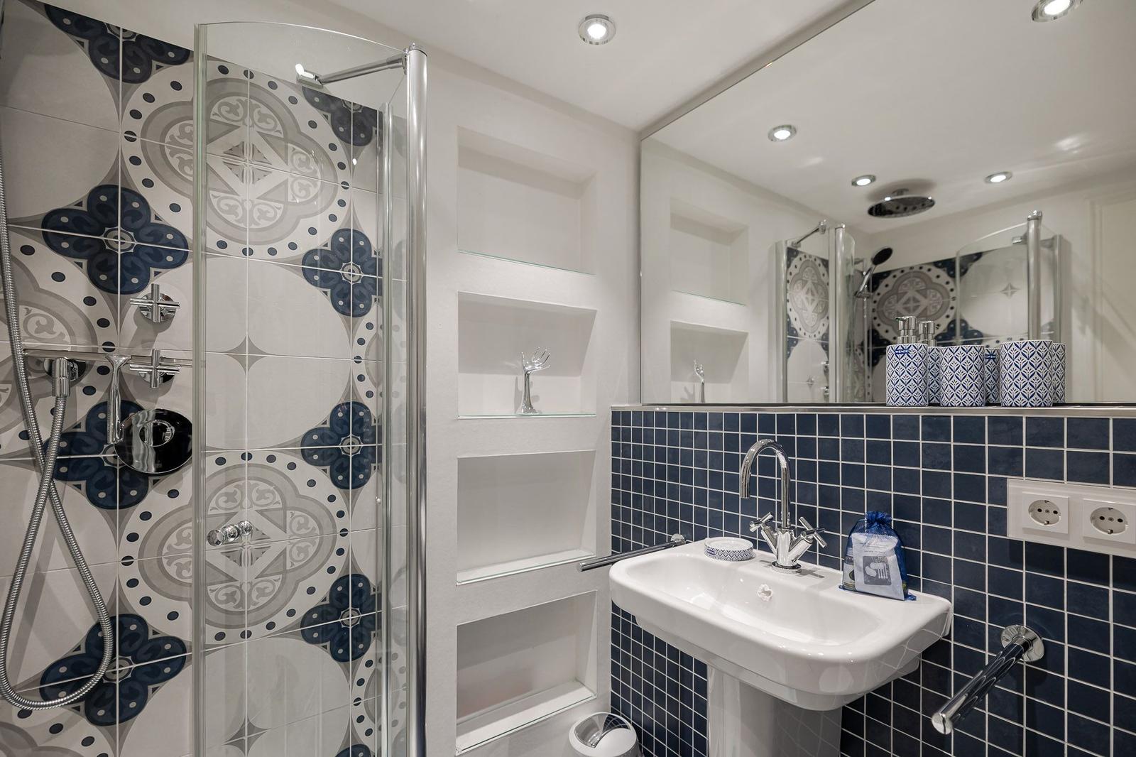 Bad mit Dusche, Waschbecken und Spiegelschrank