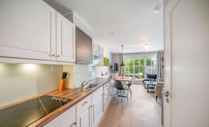 Küche mit Holzoberfläche und Essbereich mit Sitzgelegenheiten.