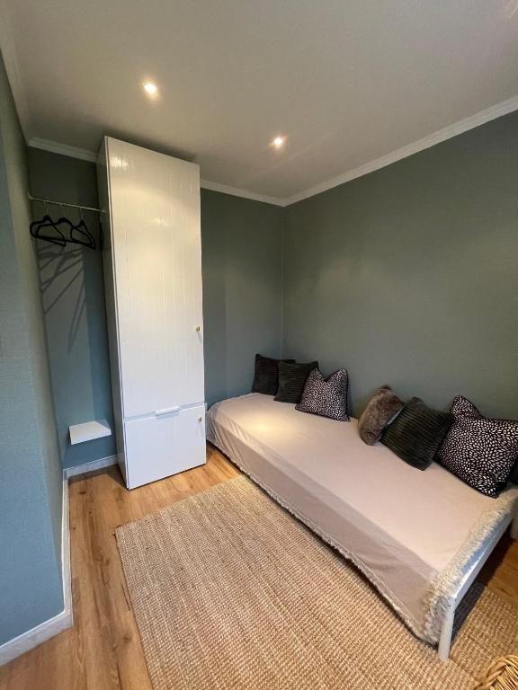 Schlafzimmer mit Bett, Kleiderschrank und Teppichboden.