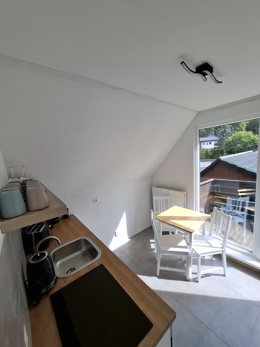 Küche mit Essbereich und Balkonansicht