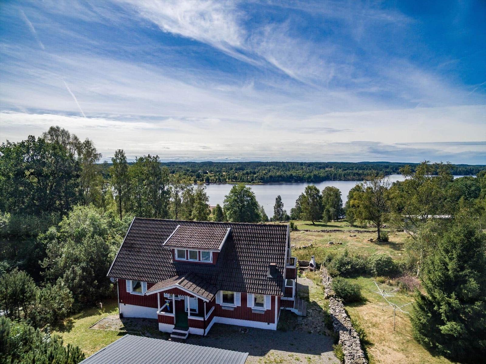 Rotes Haus mit Blick auf See und Wald