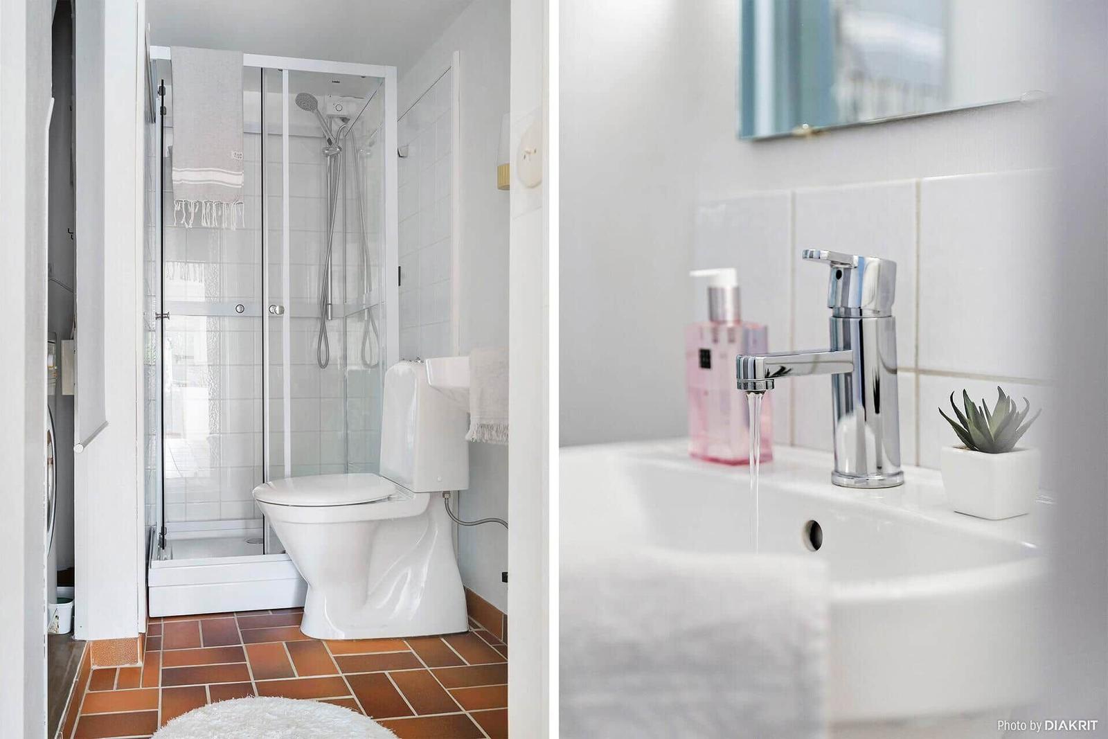 Badezimmer mit Dusche, Toilette und Waschbecken mit Wasserhahn.