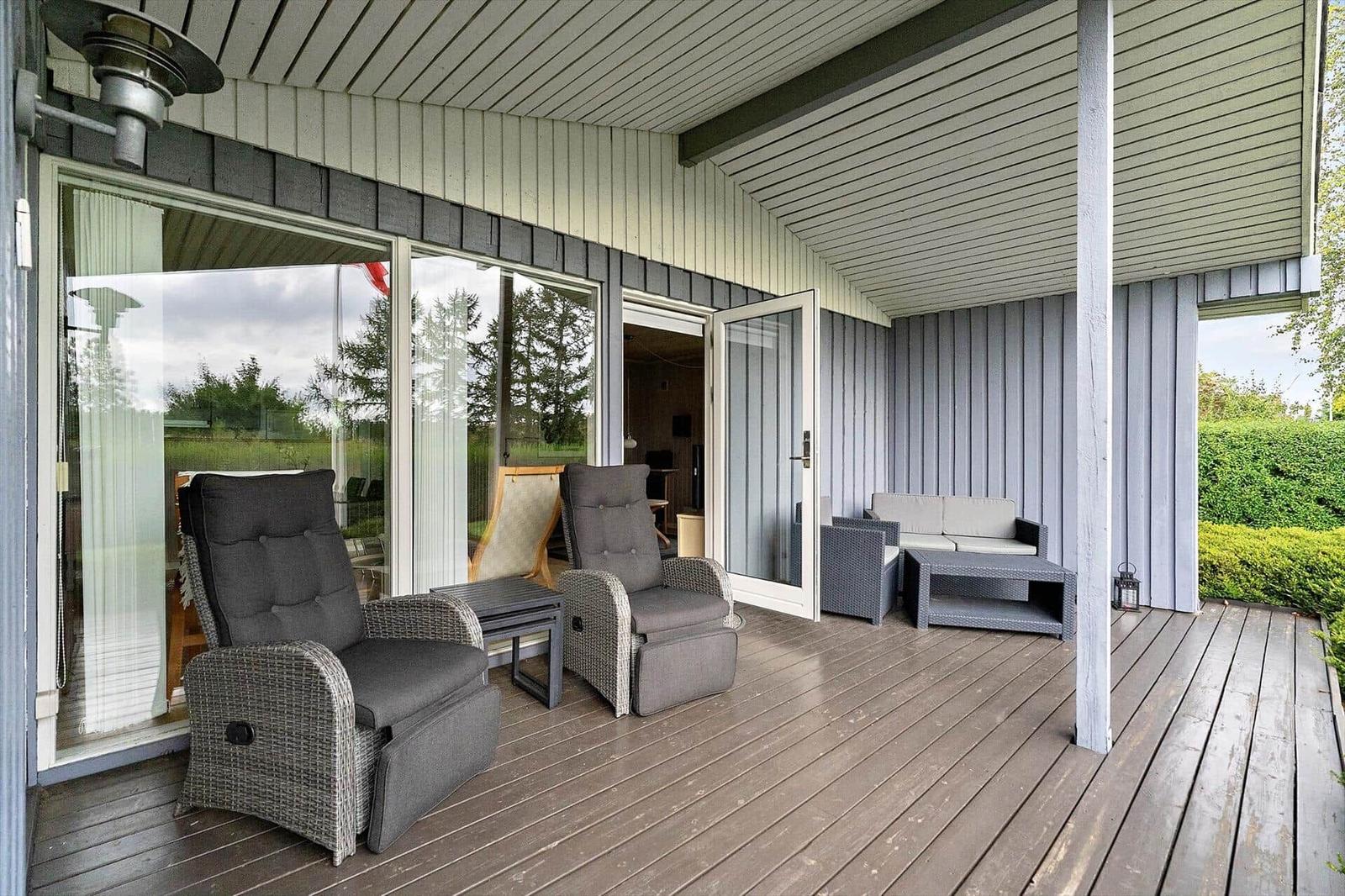 Terrasse mit Sitzgelegenheiten und Blick auf die Umgebung.