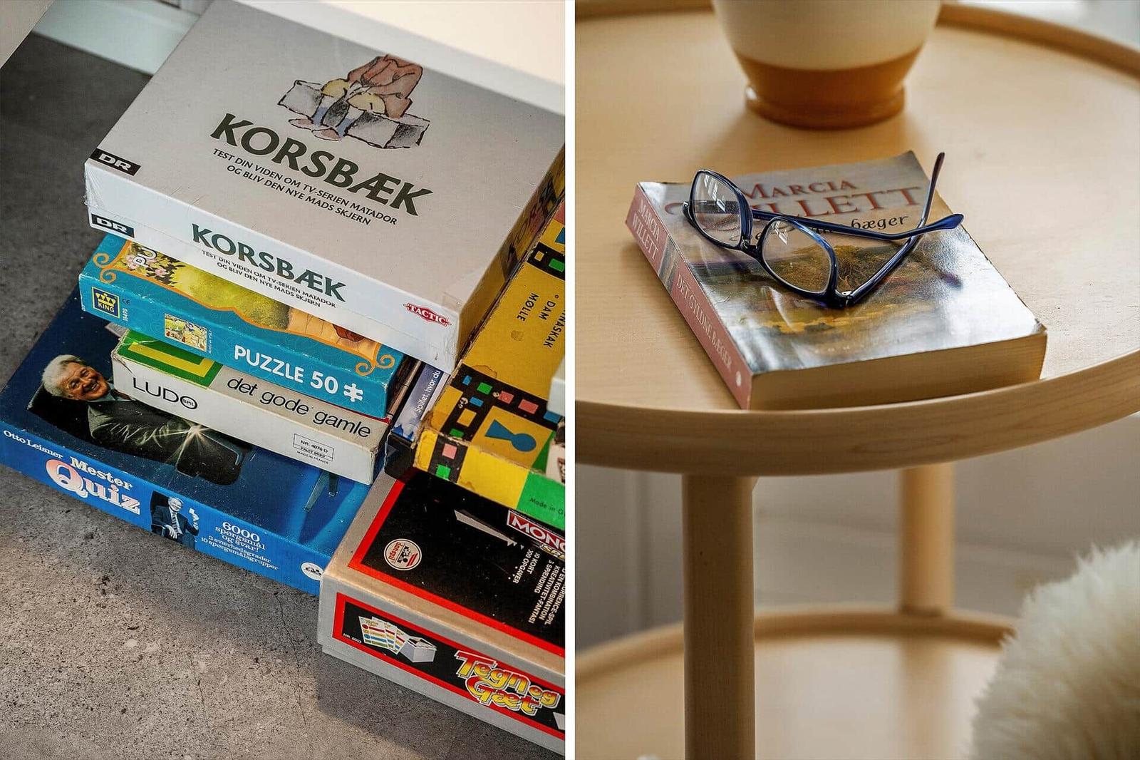 Spielboxen und ein Buch mit Brille auf einem Tisch