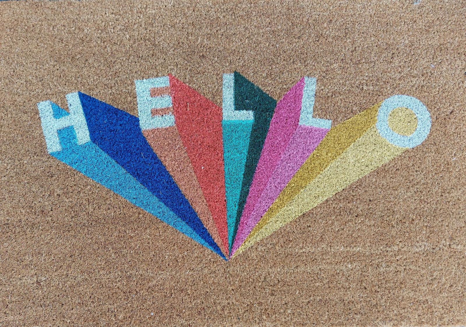 Bunt bemalter Teppich mit dem Wort HELLO