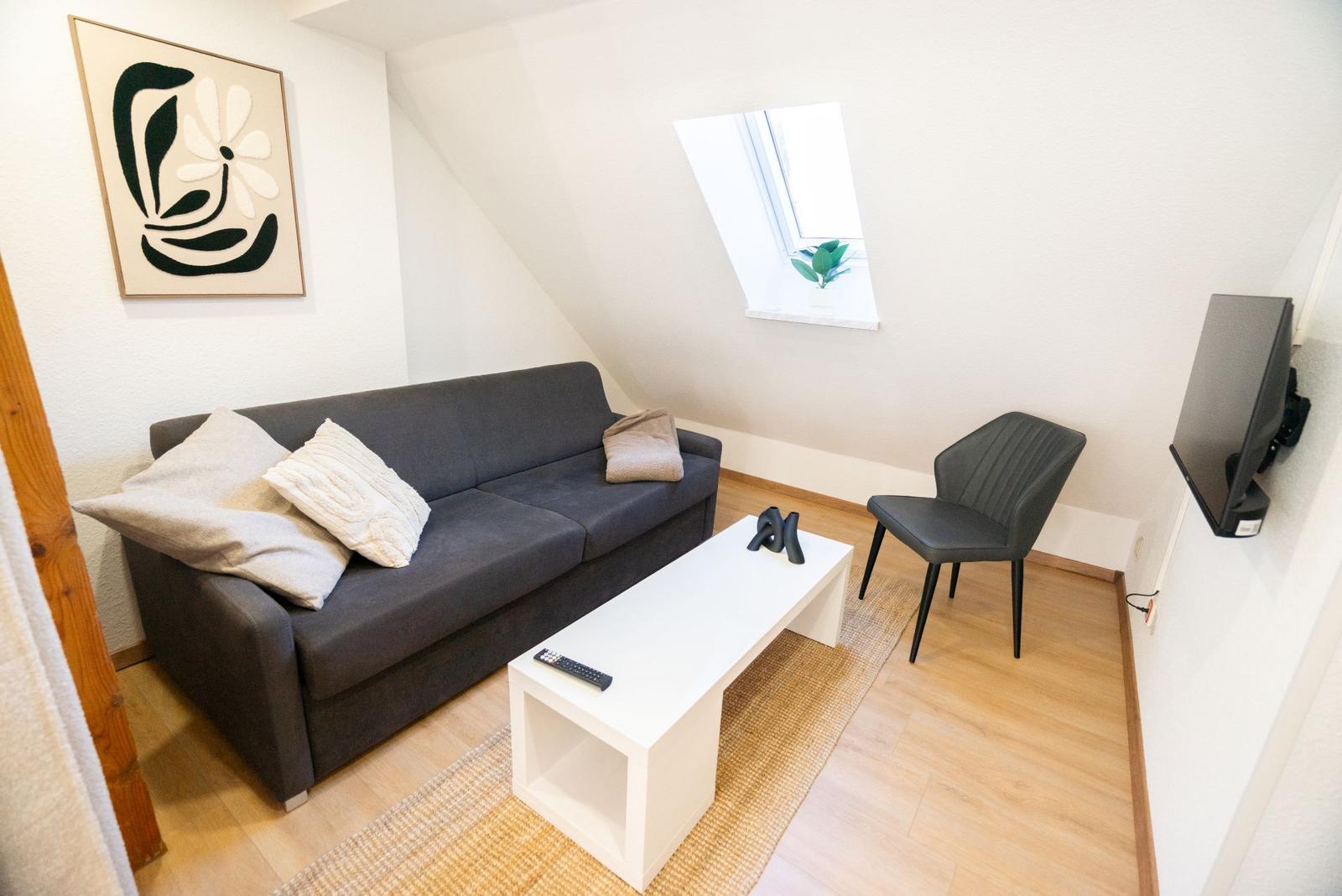 Schlafzimmer 1 der Ferienwohnung Bergmoment in Blankenburg Harz mit 180 cm Boxspringbett und 160 cm Klappcouch.