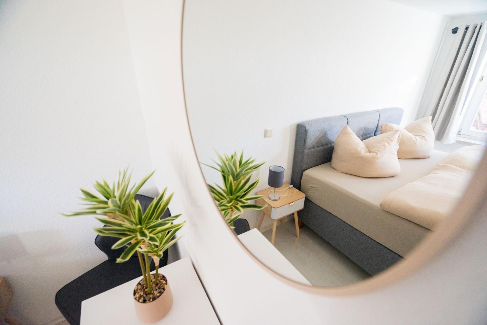 Schlafzimmer 2 der Ferienwohnung Bergmoment in Blankenburg Harz mit 180 cm Boxspringbett.