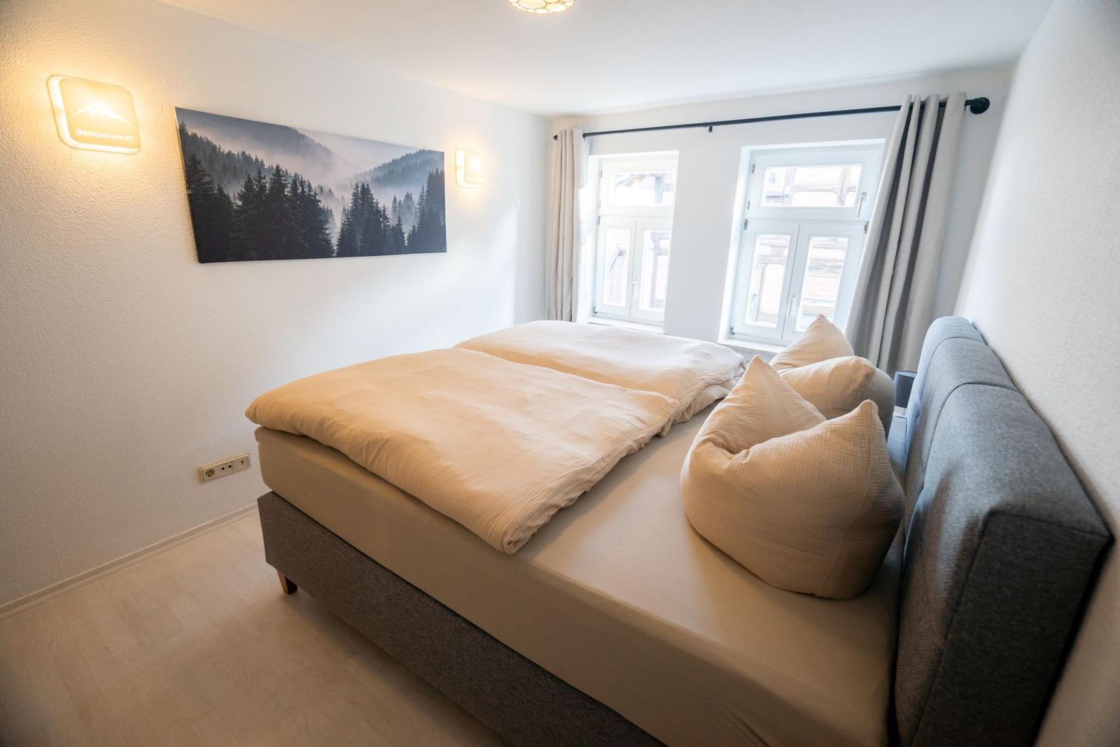 Schlafzimmer 2 der Ferienwohnung Bergmoment in Blankenburg Harz mit 180 cm Boxspringbett.