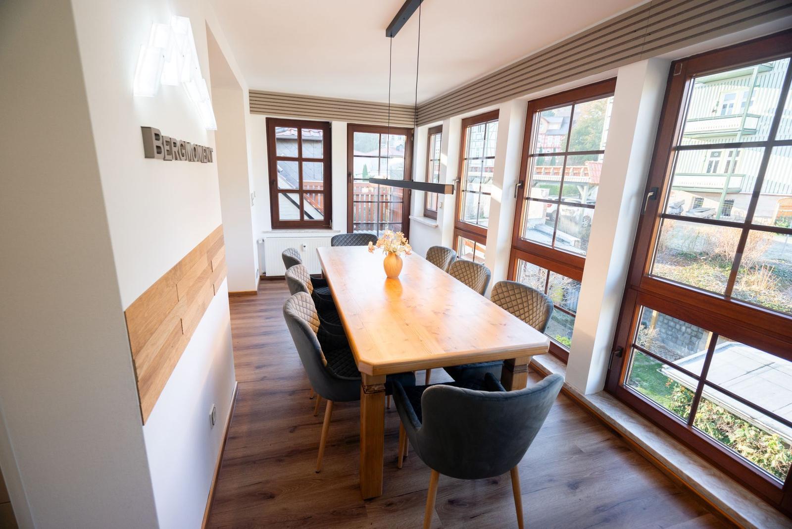 Heller Essbereich im Wintergarten der Ferienwohnung Bergmoment in Blankenburg Harz mit grossem Tisch fuer 8 Personen.