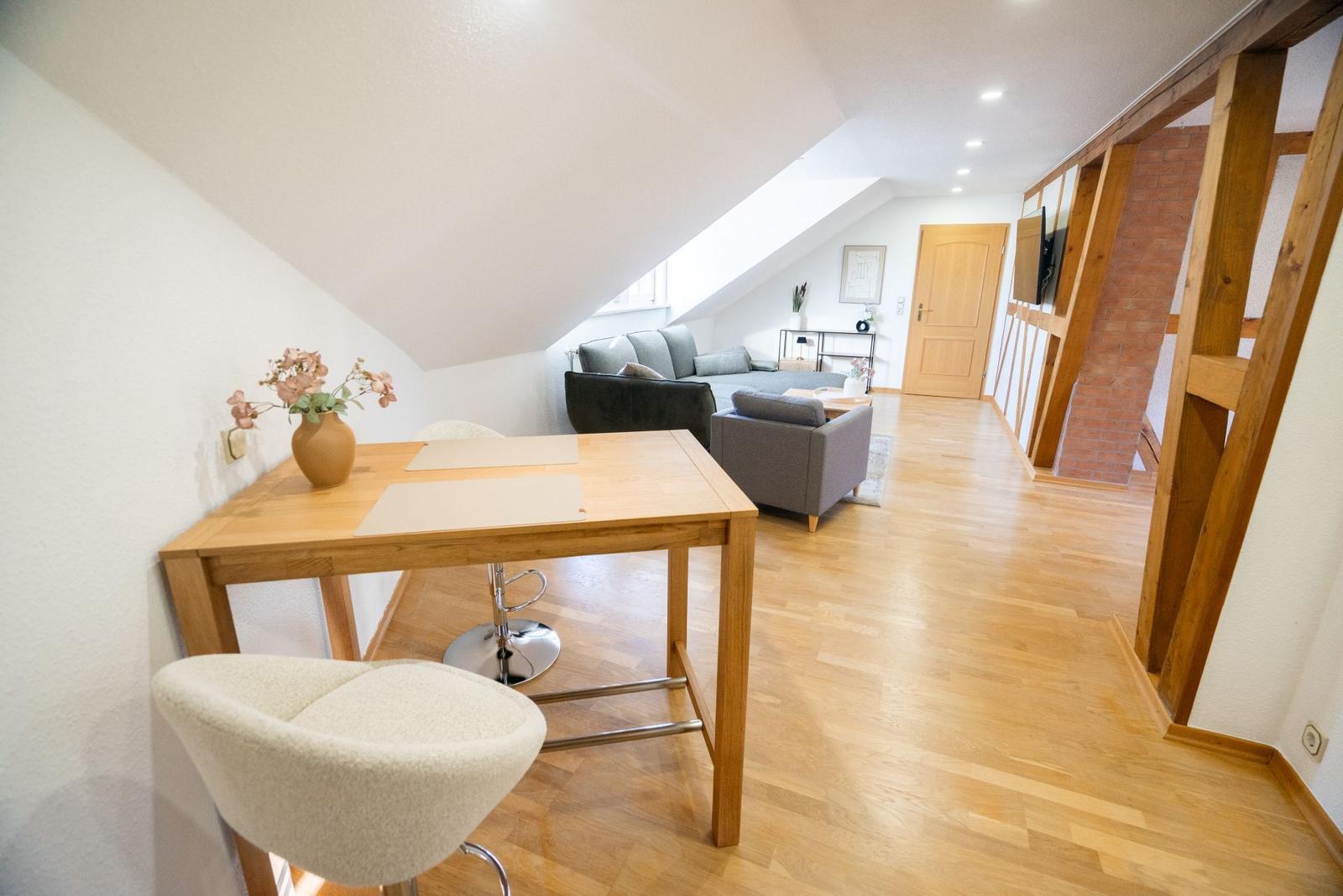 Grosszuegiges Wohnzimmer mit Bartisch in der Ferienwohnung Bergmoment in Blankenburg Harz nahe Teufelsmauer.