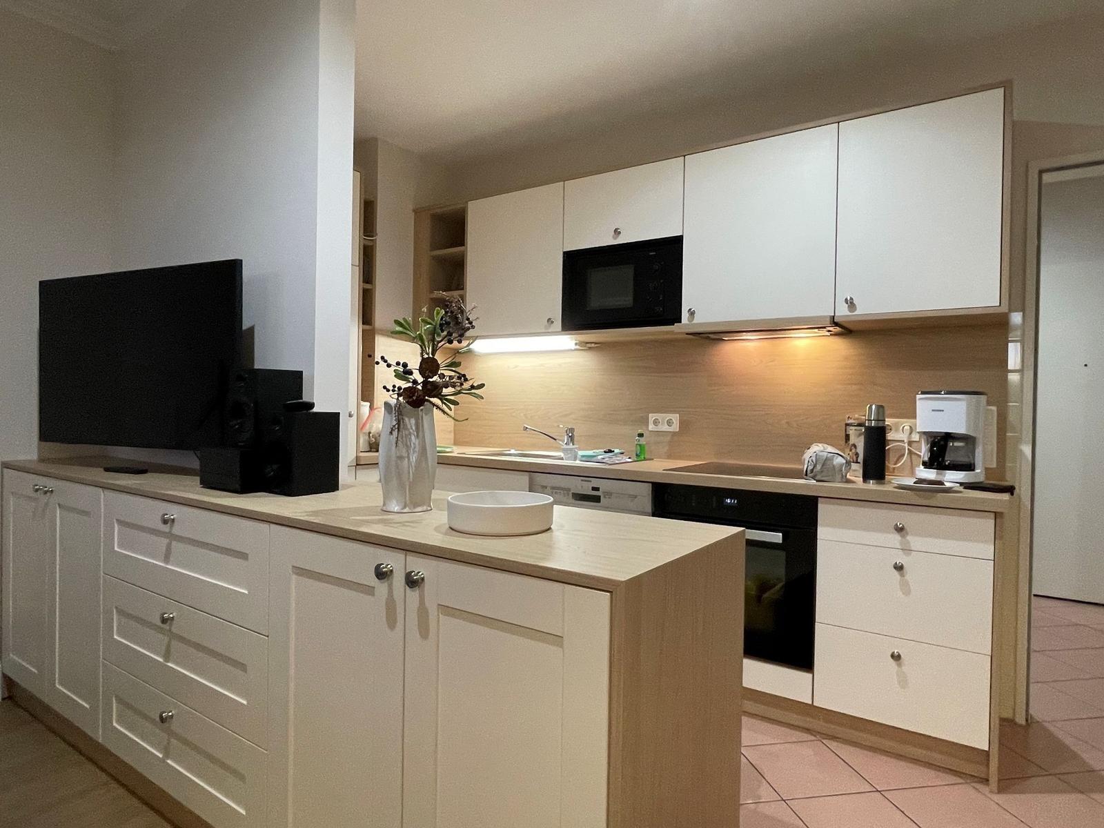 Offene Küche mit Backofen