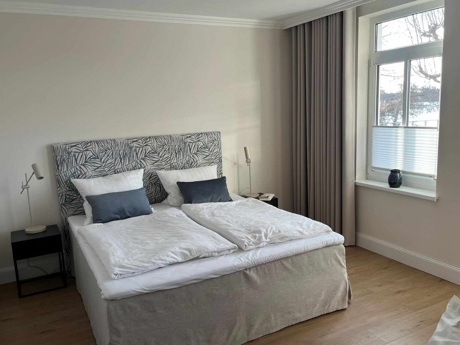 Schlafzimmer mit Doppelbett