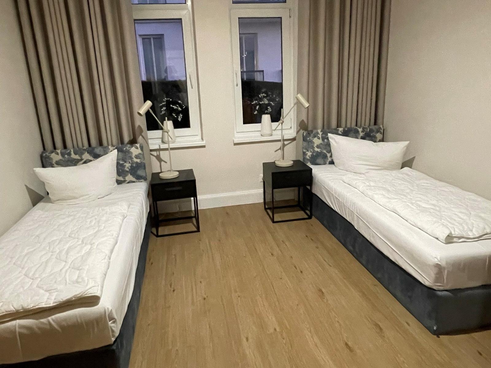 Schlafzimmer mit zwei Einzelbetten