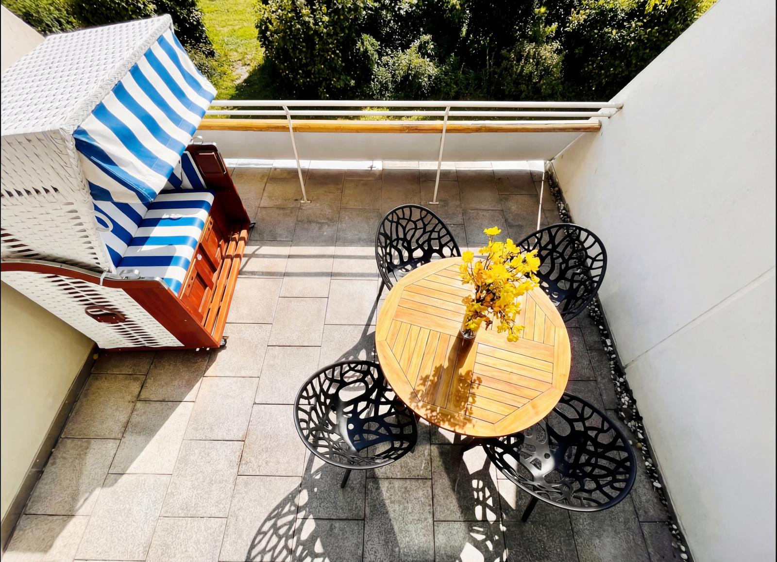 Große Sonnenterrasse mit Strandkorb zum Erholen