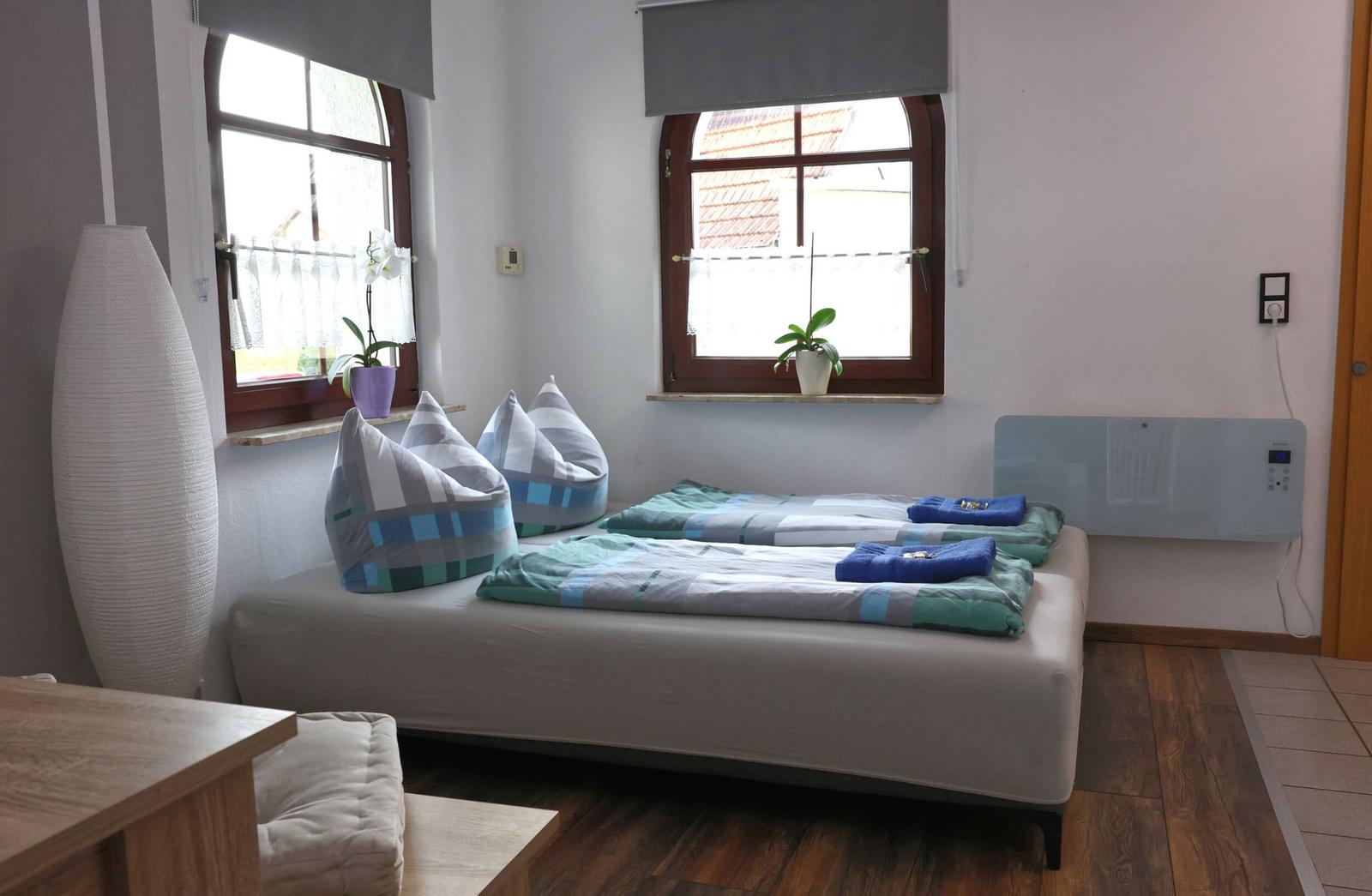 Eine Aufbettung ist dank der aufklappbaren Couch möglich