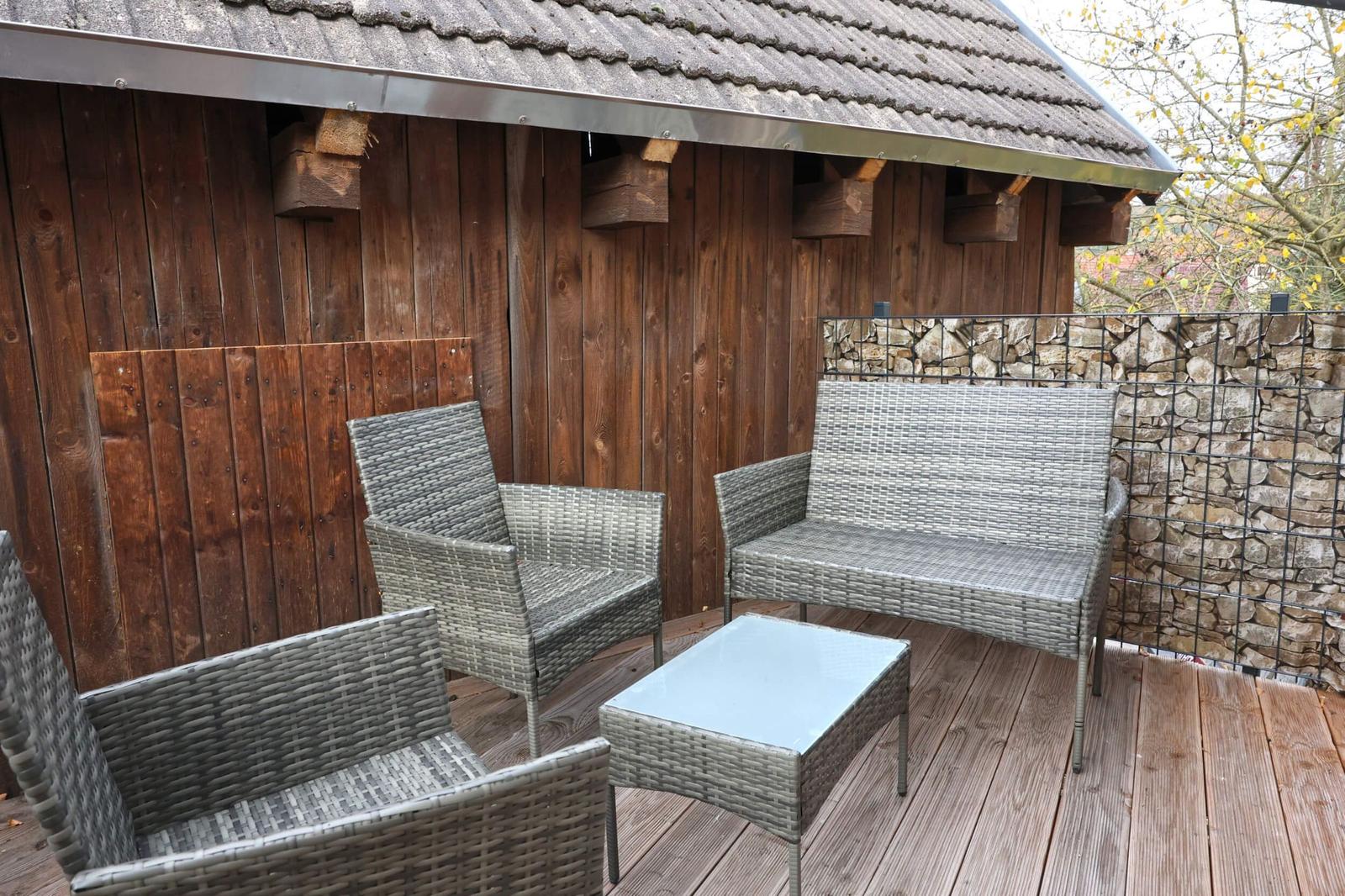 Neue Terrasse mit Blick auf Gasthaus und die grüne Umgebung
