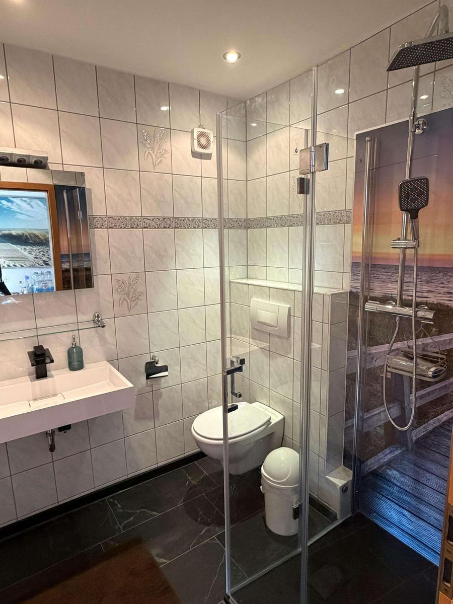 Badezimmer mit Waschtisch und moderner Dusche