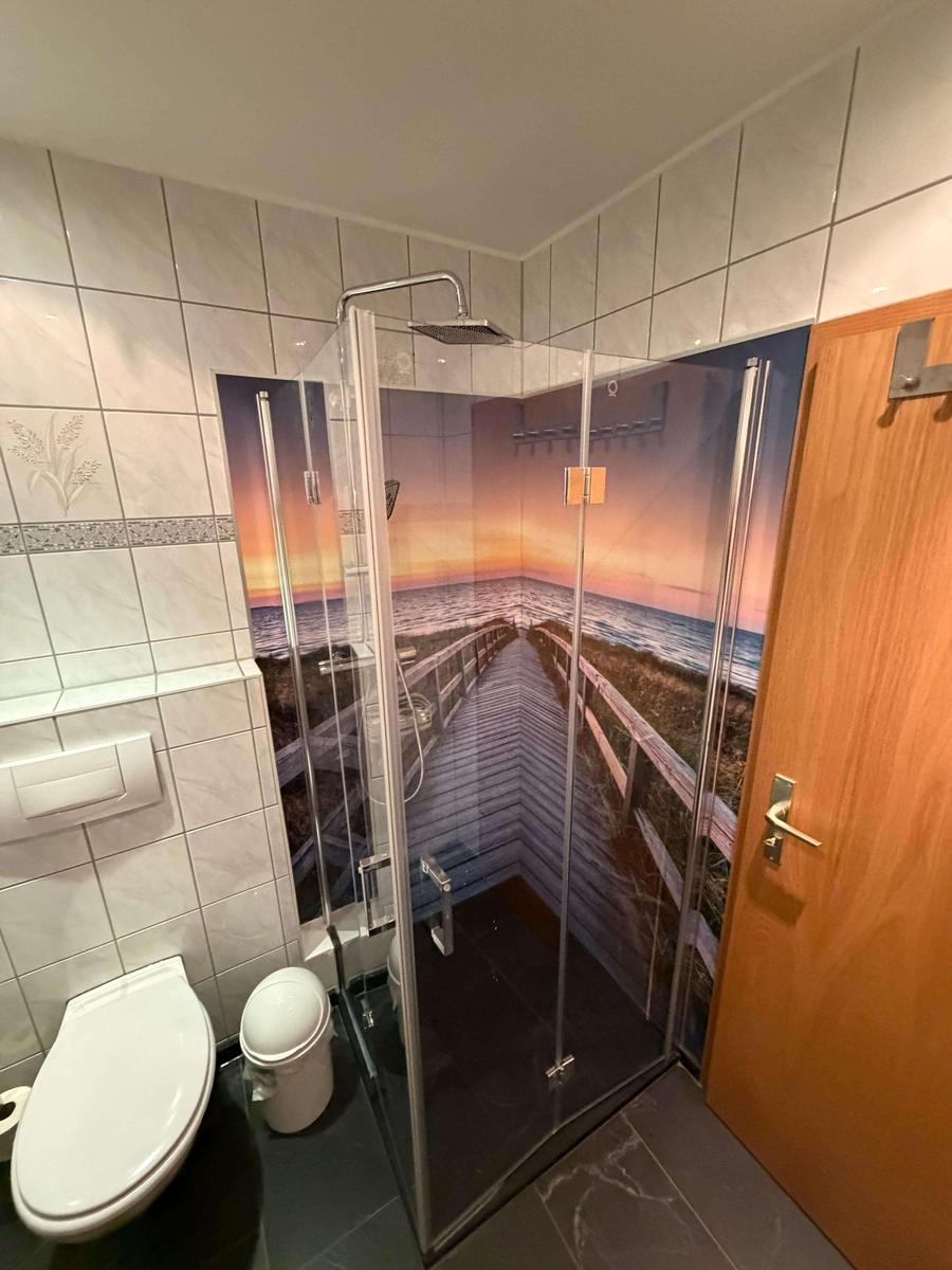 Dusche mit Fotorückwand