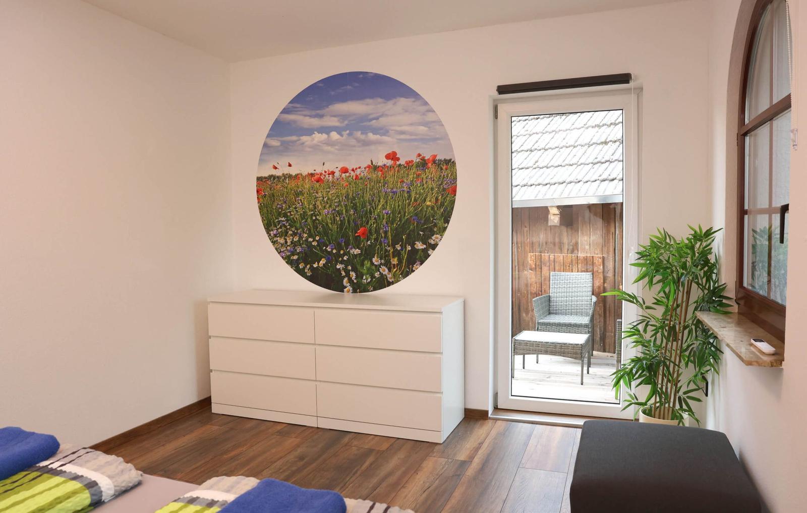 Schlafzimmer mit Blick in Richtung Balkon