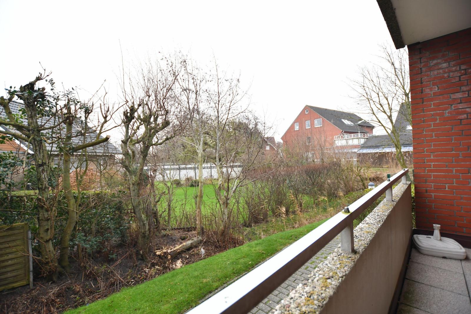 Terrasse mit Blick auf Garten und Nachbarhäuser