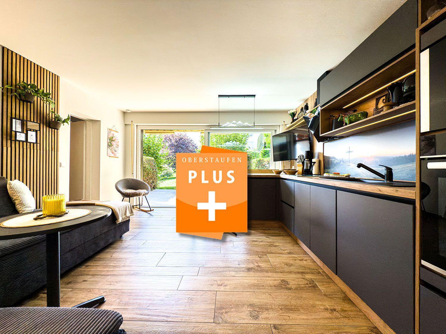 Moderne Küche mit Essbereich und Blick auf Garten