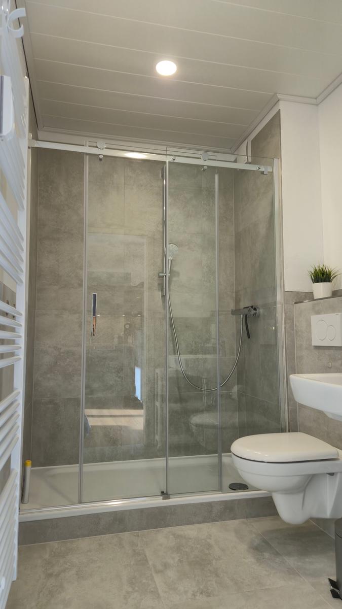 Saniertes, modernes Bad.