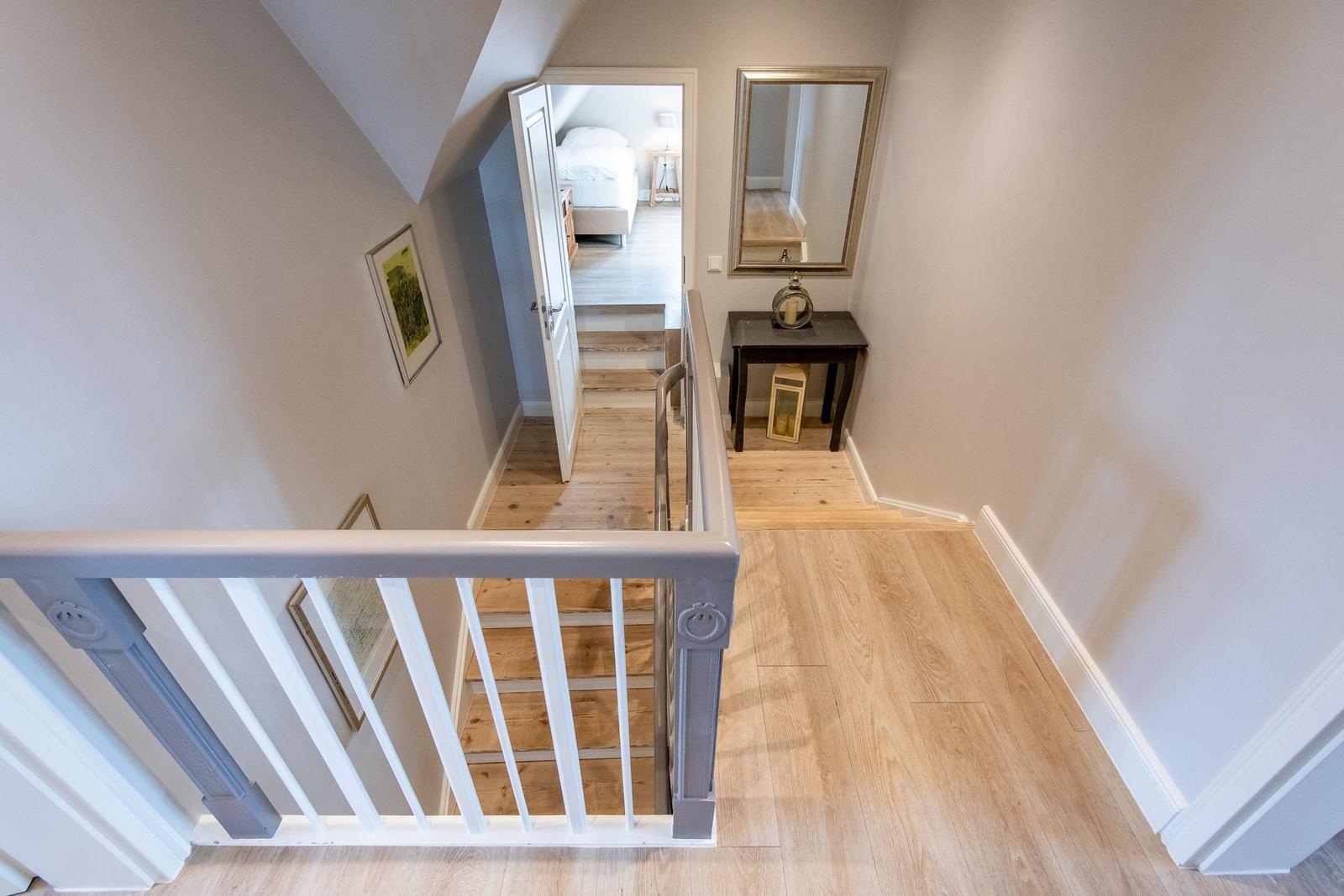 Hausflur mit Holzboden und Treppe zur Schlafzimmer Ebene.