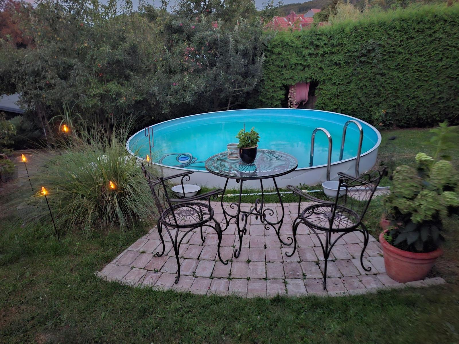 Sitzmöglichkeiten am Pool