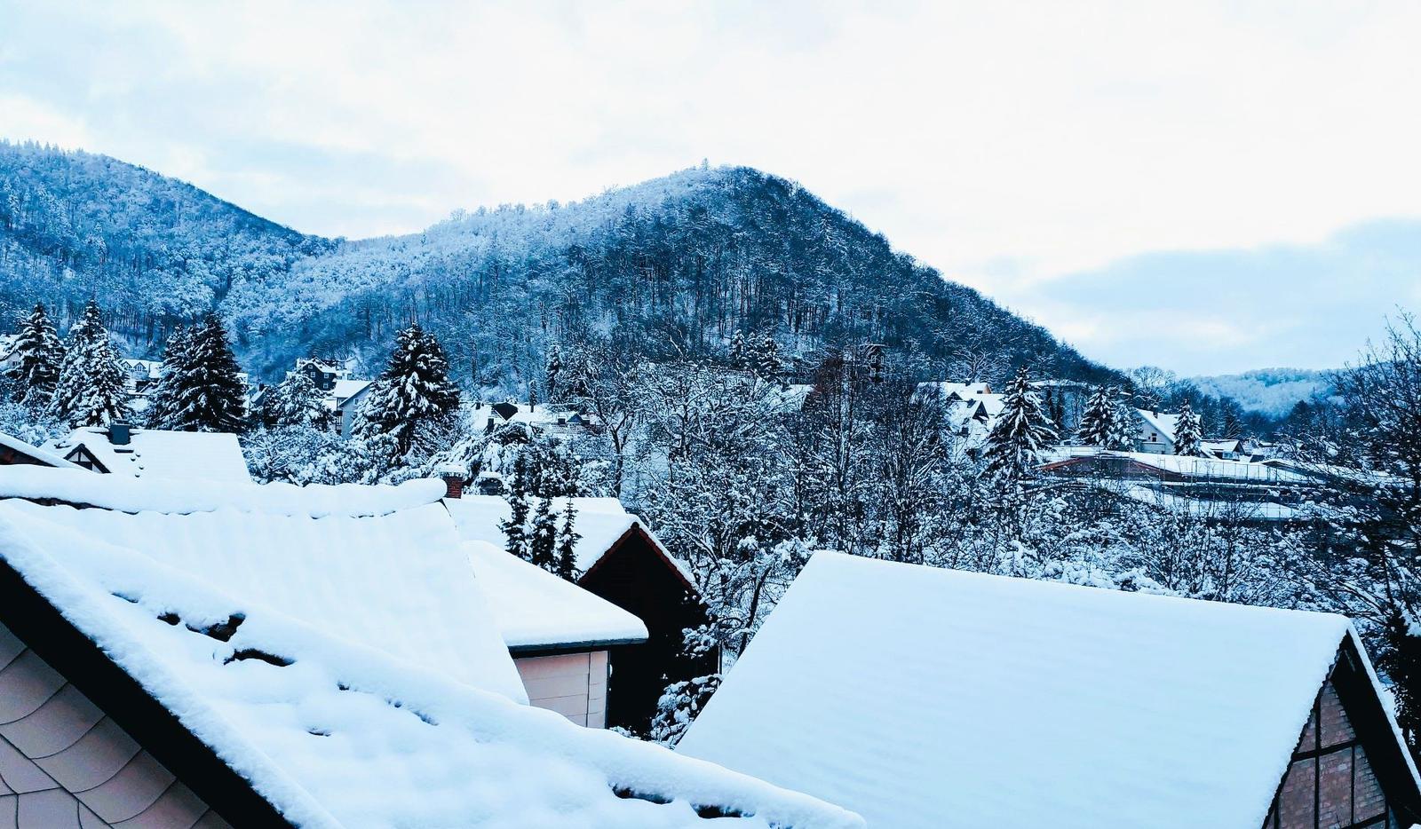 Bergpanorma vor dem Fenster
