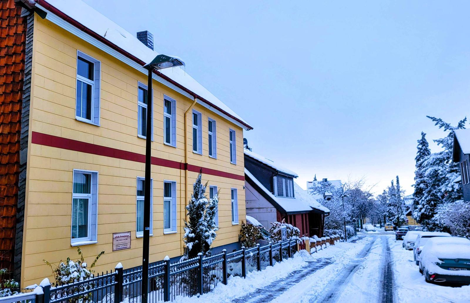 einmal links um die Ecke und in 5 Gehminuten ist man am Jungbrunnen auf dem Platz Stadtmitte mit Frühstücksbäcker