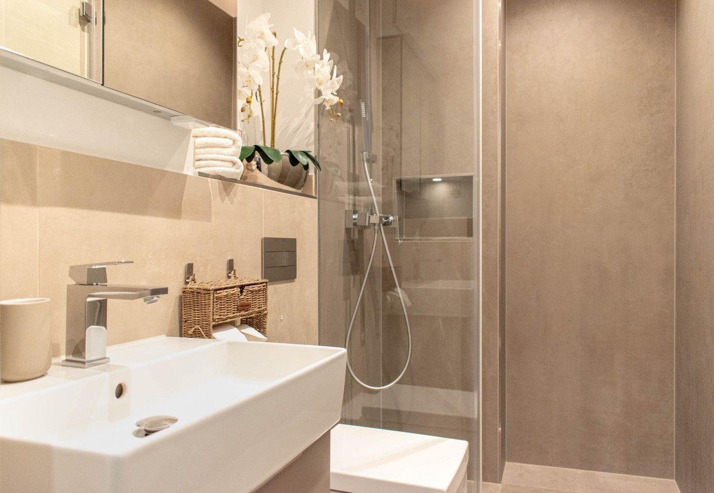 Bad mit Dusche, Waschbecken und Spiegelschrank