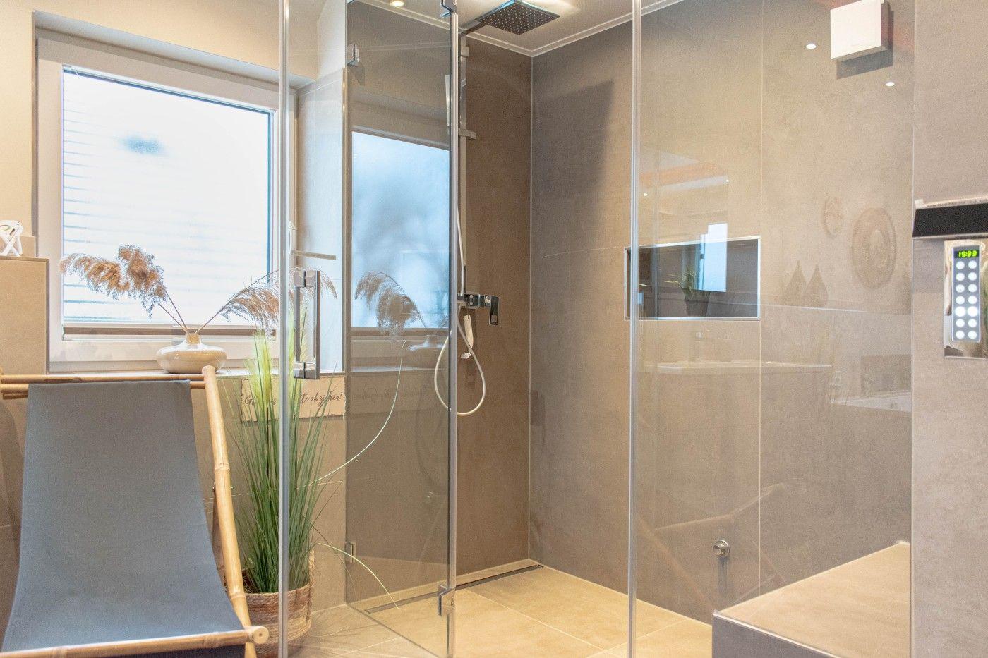 Duschkabine mit Glaswand, Fenster und Badezimmermöbel