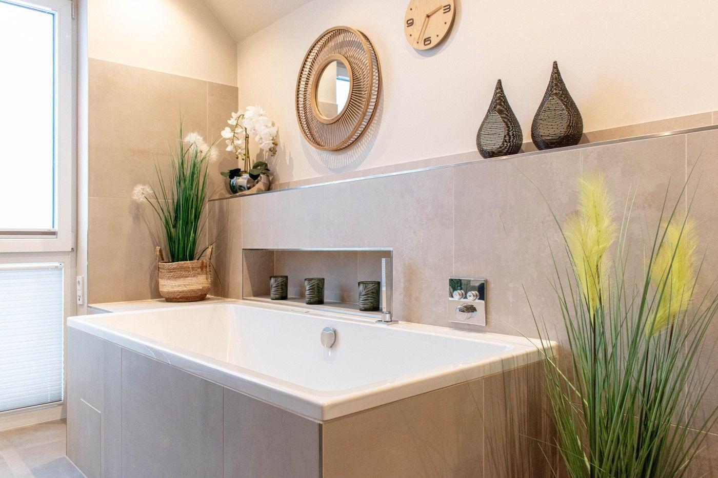 Bad mit Whirlpool, Wanduhr, Spiegel und Pflanzen