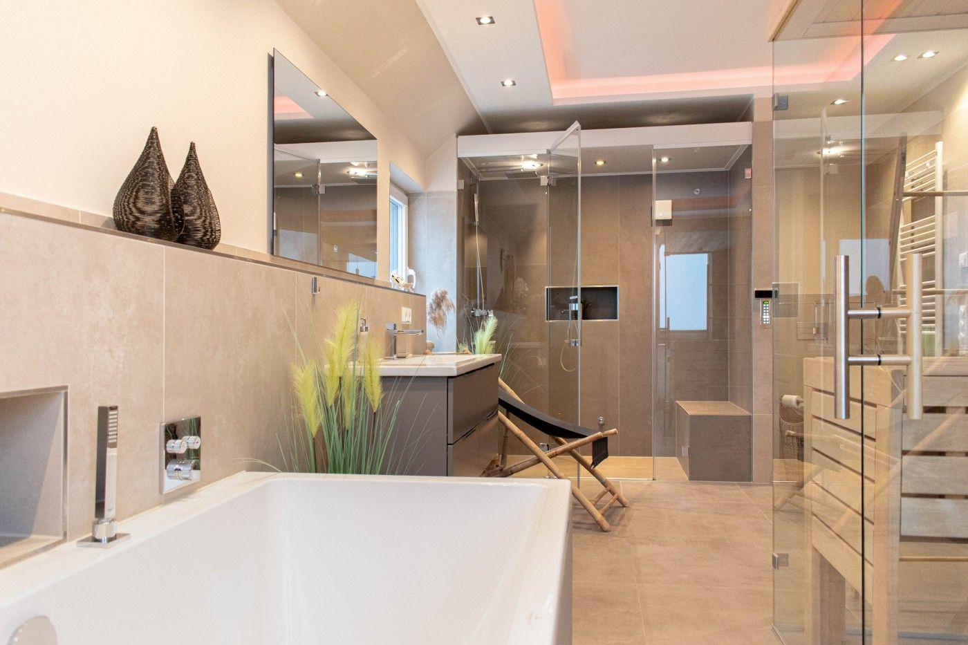 Badezimmer mit Badewanne, Dusche und Glaswand
