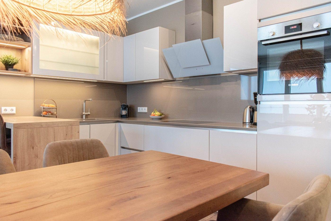 Moderne Küche mit Essbereich und integriertem Backofen.