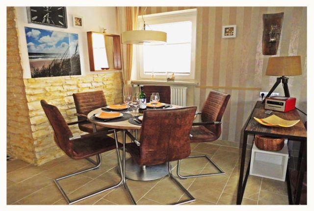 Essplatz am Fenster im offenen Küchenbreich