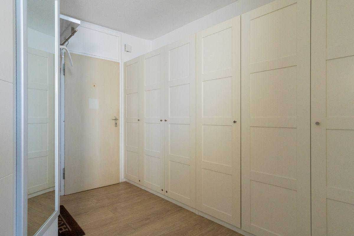 Schlafzimmer mit großen Schränken und Holzboden