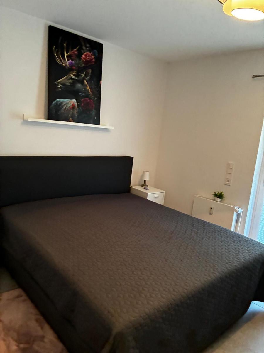Schlafzimmer mit Bett, Nachttisch und Wandbild
