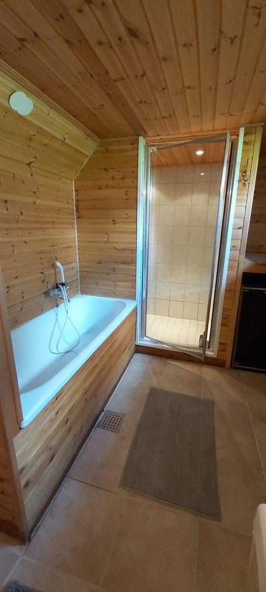 Bad mit Dusche und Wanne im Keller