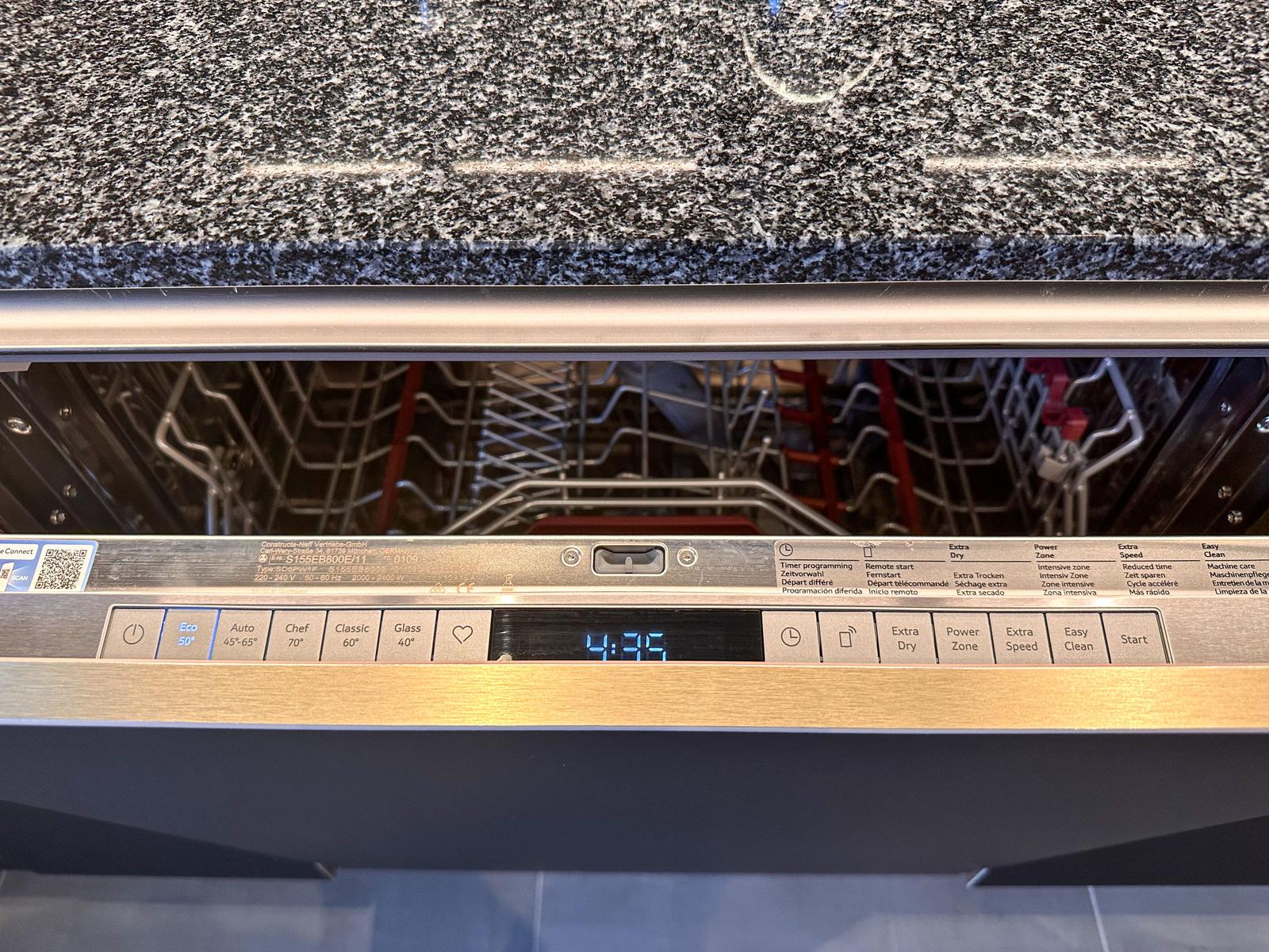 Ein moderner Spülmaschinenbereich mit Bedienelementen und Anzeigen.