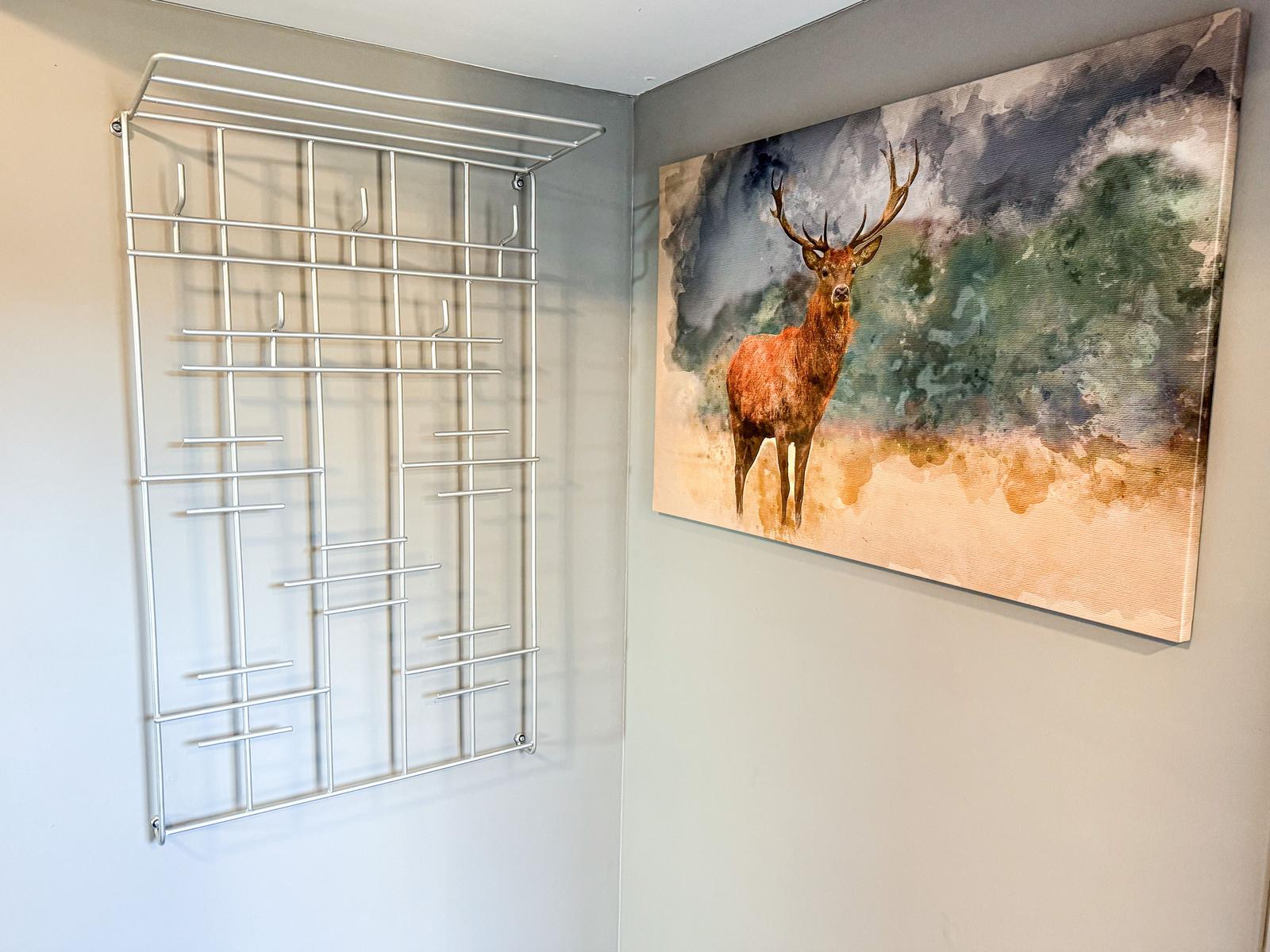 Wandregal und Wandbild mit Hirsch in natürlicher Umgebung