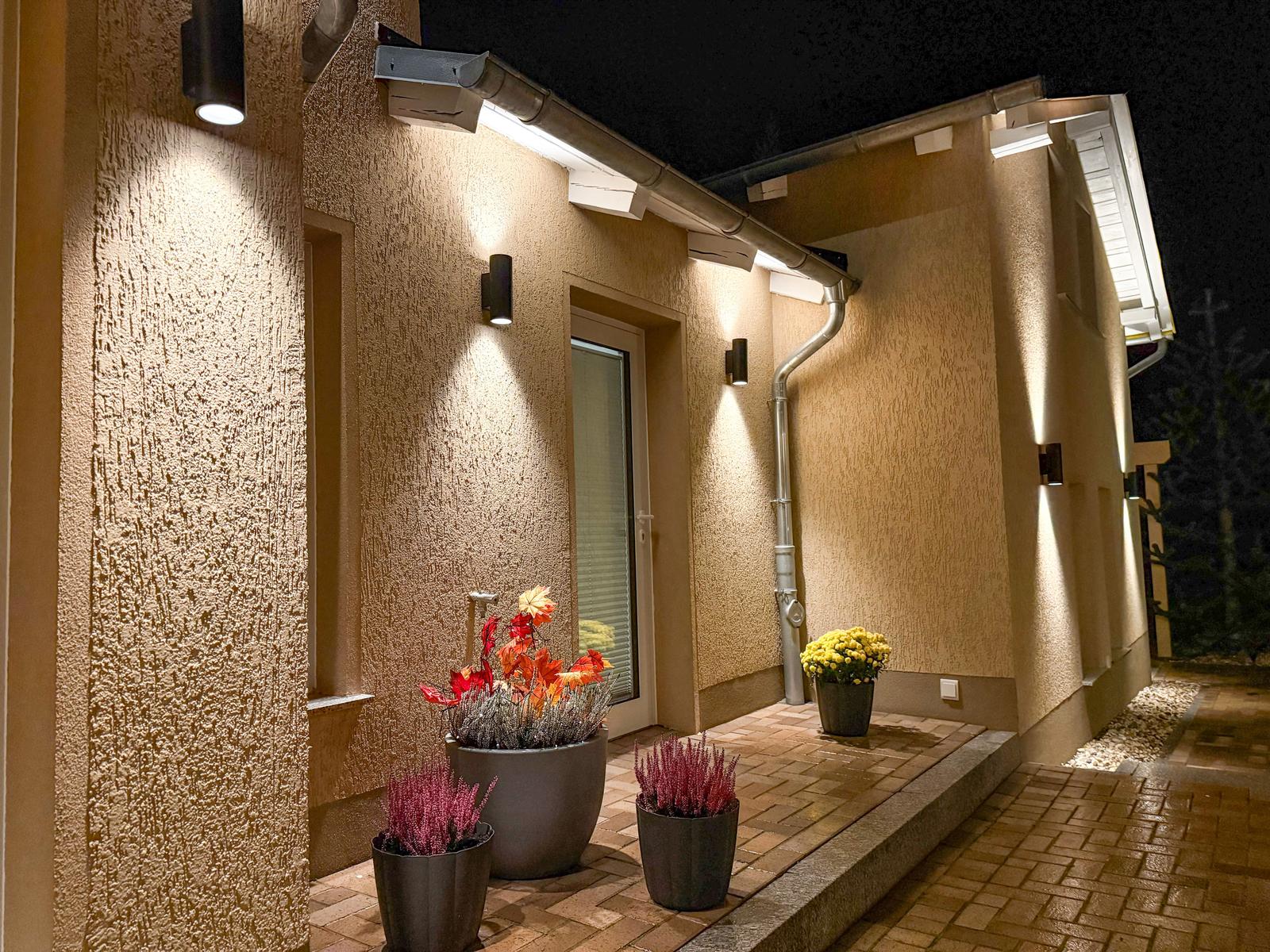 Eingangsbereich mit Beleuchtung, Pflanzen und Steinplatten