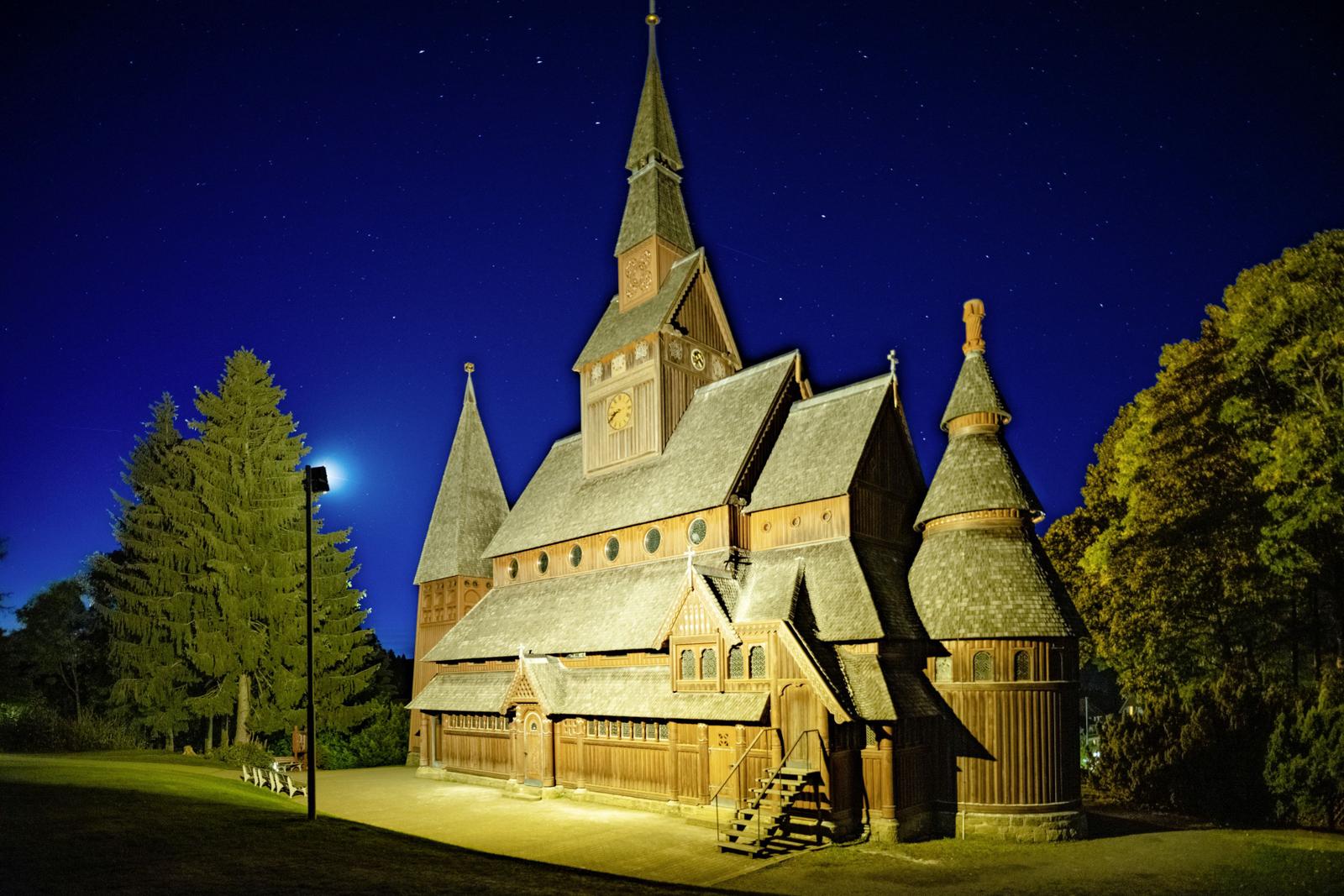 Die Stabkirche in Hahnenklee ist nach dem Vorbild alter norwegischer Kirchen erbaut. Diese Kirche ist ein Highlight im Harz.
